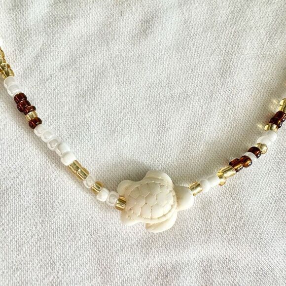 White and brown turtle beaded necklace - Picture 2 of 2